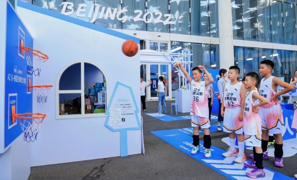 认养一头牛旗下专业儿童牛奶品牌“哞星人”携手安踏一起护航中国小篮球总决赛 