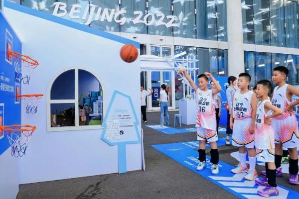 认养一头牛旗下专业儿童牛奶品牌“哞星人”携手安踏一起护航中国小篮球总决赛 