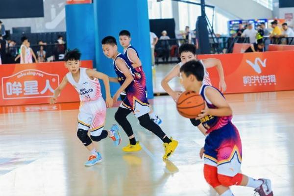 认养一头牛旗下专业儿童牛奶品牌“哞星人”携手安踏一起护航中国小篮球总决赛 