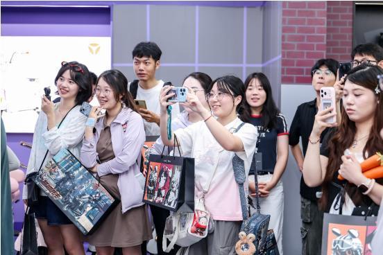C位闪耀ChinaJoy！雅迪绝区零、三丽鸥联名款全平台爆单 