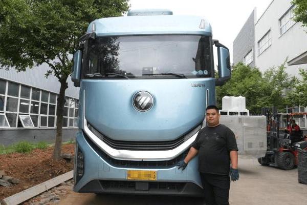 与欧曼同行 高效之路！欧曼银河燃气车：孟师傅跨省长途干线增收利器 