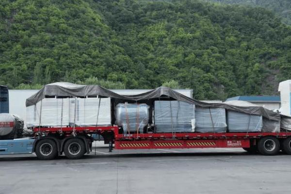 与欧曼同行 高效之路！欧曼银河燃气车：孟师傅跨省长途干线增收利器 