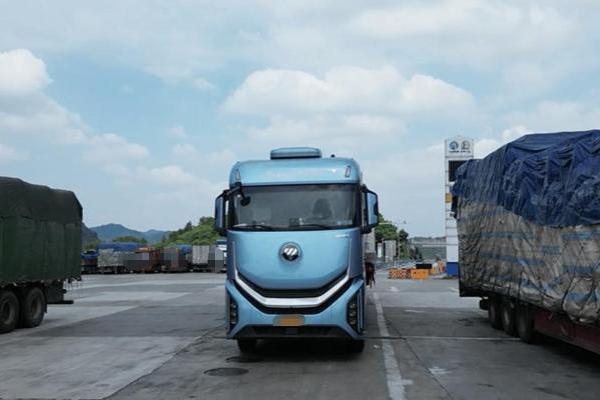 与欧曼同行 高效之路！欧曼银河燃气车：孟师傅跨省长途干线增收利器 