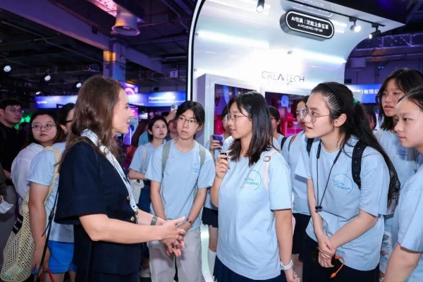WAIC 的中学女生们：看见 AI，也看见自己 