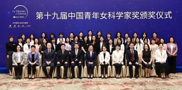 WAIC 的中学女生们：看见 AI，也看见自己 