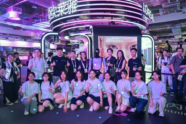 WAIC 的中学女生们：看见 AI，也看见自己 