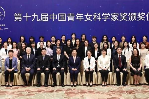 WAIC 的中学女生们：看见 AI，也看见自己 
