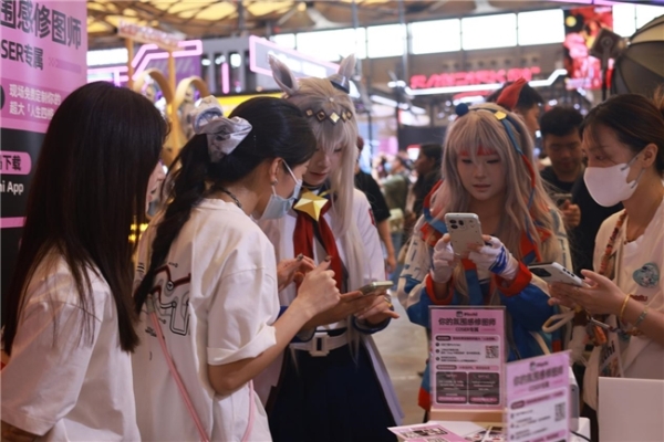 美图Picchi首次亮相ChinaJoy，Coser同款氛围感大片一键批量复刻 