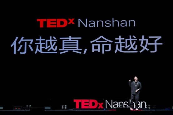 拒绝内卷式消耗！科普博主两只小狗六登 TEDx 南山，从种菜顿悟生命自然生长法则  