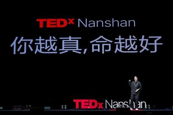 拒绝内卷式消耗！科普博主两只小狗六登 TEDx 南山，从种菜顿悟生命自然生长法则  