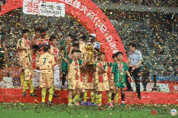 绿茵梦想绽放阳澄湖畔 "新建元 2034 杯" 与半岛乐园共赴十年之约 