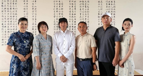 加油之旅·荷您同行——数影全国AI旅拍大赛暨乔堃龙书法巡展在安龙招堤启幕 