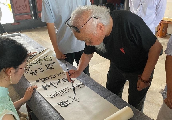 加油之旅·荷您同行——数影全国AI旅拍大赛暨乔堃龙书法巡展在安龙招堤启幕 