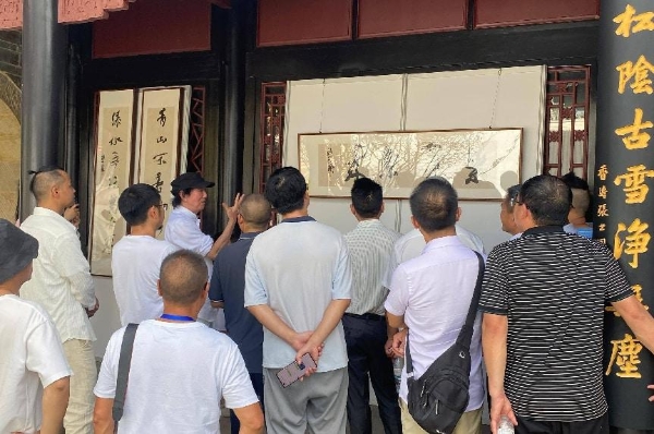 加油之旅·荷您同行——数影全国AI旅拍大赛暨乔堃龙书法巡展在安龙招堤启幕 