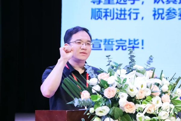 百校齐聚冰城竞锋芒，十一载薪火铸匠心：第十一届“雄鹰杯”小动物医师技能大赛盛大开幕 
