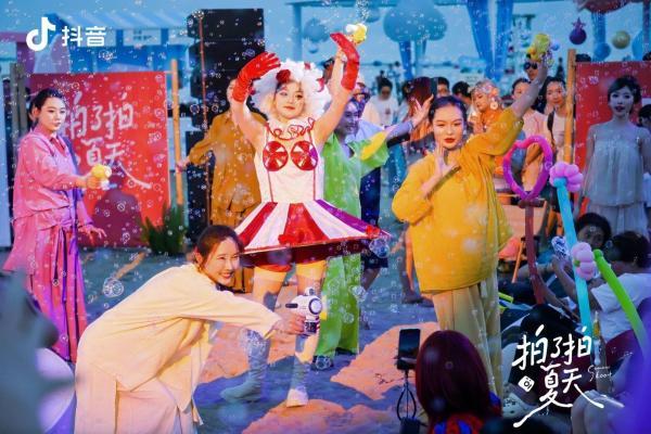 发现宝藏秦皇岛：百年老港和彩色沙滩，两种夏天一次解锁 
