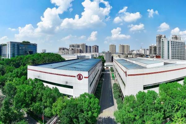 《人民日报》聚焦劲牌全链条减碳： 从一瓶酒的绿色变革走出产业与生态共生之路 