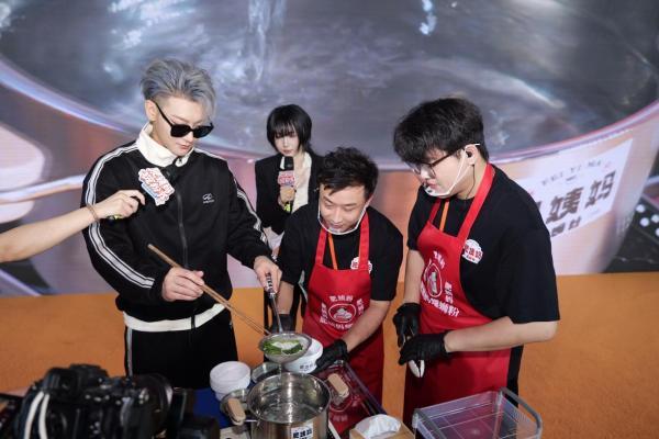 不追流量追手艺：肥姨妈在杭州，为非遗螺蛳粉的年轻化打了个样 