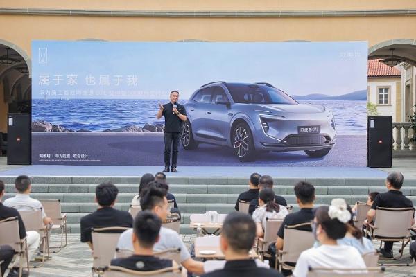 阿维塔向华为累计交付超5000台，首批阿维塔07L完成交车 
