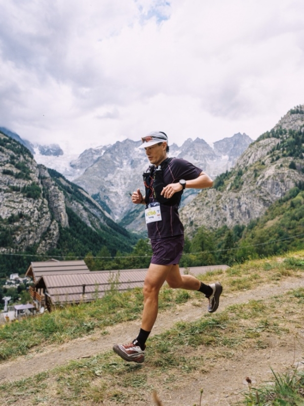 突破山野初体验！杨祐宁顺利完赛 UTMB‑ETC 组别，解锁人生首场越野跑 