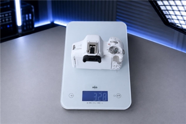 上手佳能 EOS R50：直出能打颜值在线，入门人像的省心之选 