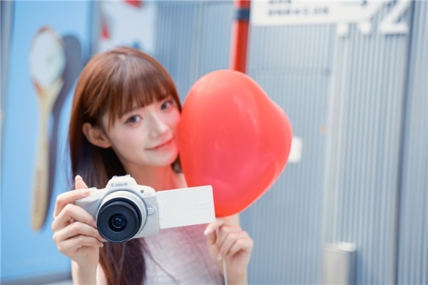 上手佳能 EOS R50：直出能打颜值在线，入门人像的省心之选 
