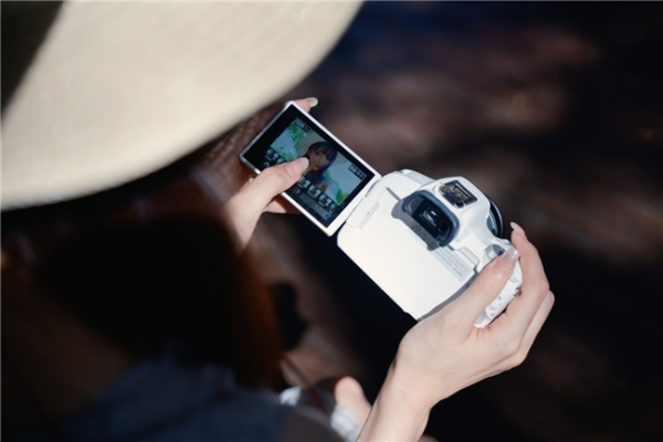 上手佳能 EOS R50：直出能打颜值在线，入门人像的省心之选 