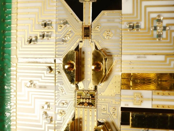 再立国产示波器新标杆！搭载40GHz前端芯片组，鼎阳科技发布33GHz/12-bit高带宽实时示波器！ 