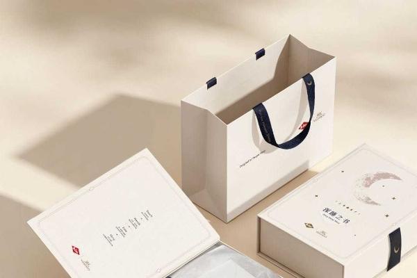 Lee Cooper x 高端婴童品牌英氏YeeHoO联名推出：写给成年人的「抱抱」深睡之书 