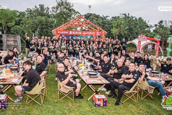 大餐太重、茶饮太卷、零售太难，卤山川炸串凭什么成了资深餐饮人转型的优选？ 