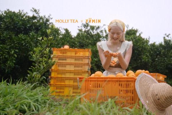 茉莉奶白携手尤目YVMIN，以橘子皮小熊诠释秋日闪亮美学 