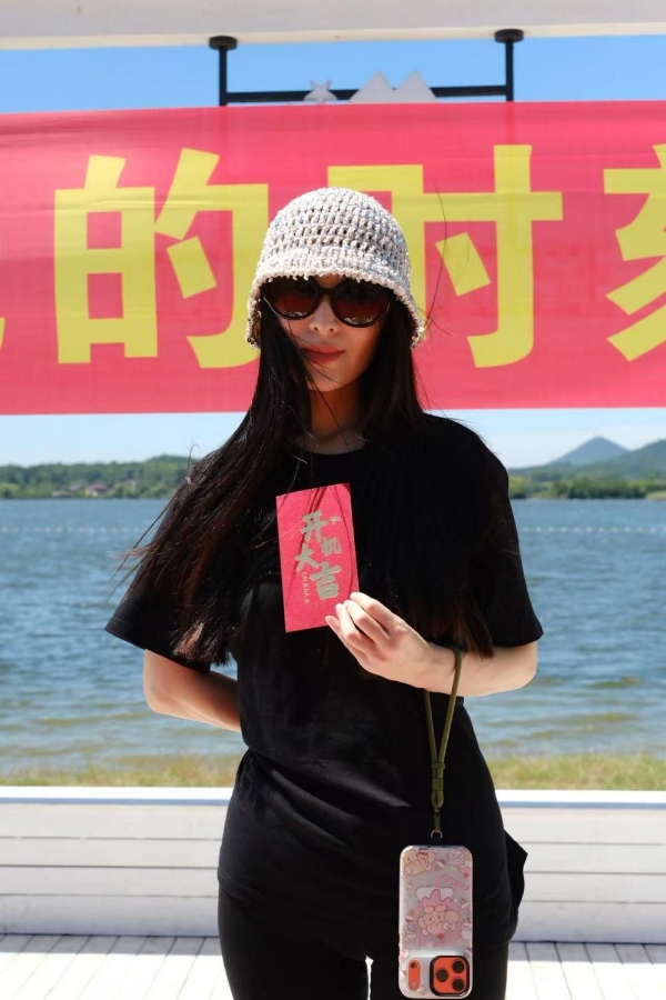 《她们不发光的时刻》正式开机，王方蔓饰演情感博主晓晓 