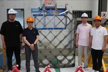 朱雀三号可回收火箭回收成功，创造中国民营航天历史，江苏新超合金栅格舵完成实战飞行验证 