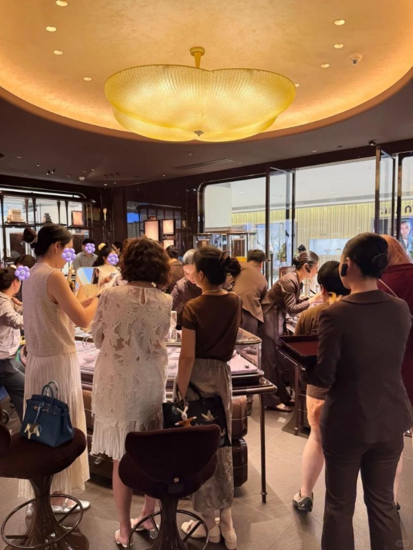 落子华中核心重奢地标！君佩进驻武汉武商 MALL，信天翁新品全国首发 