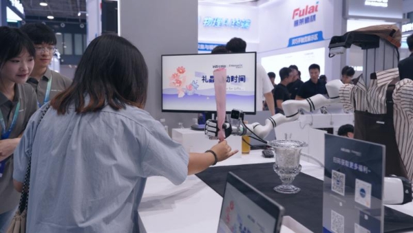 华威科携万象系列亮相WRC：0.5%FS超高重复精度让机器人从“盲抓”升级“智抓” 
