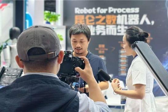 昆仑之数亮相2026具身智能大会：用“数据石油”炼就人形机器人“进化燃料”