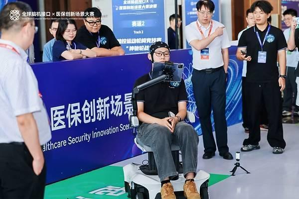脑控轮椅 意念成行 墨甲脑机斩获2026全球脑机接口大赛冠军 