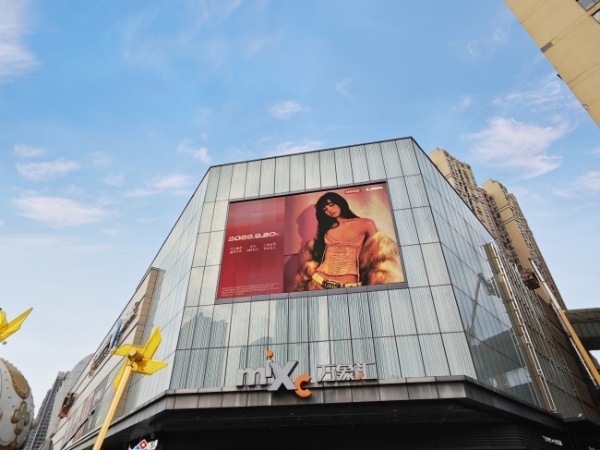 名创优品LISA联名渠道限定款登陆华润万象，IP消费与商业地产加速生态共建 