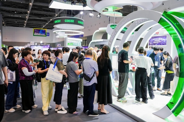 数贸会现场直击！可靠股份以AI赋能银发生态 智能产品首发引热潮