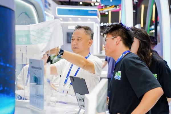 数贸会现场直击！可靠股份以AI赋能银发生态 智能产品首发引热潮