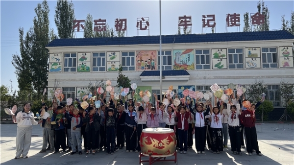 三节同庆 情暖乡村——阿依库勒镇托万克提根村开展"庆国庆·迎中秋·贺丰收" 主题文体活动