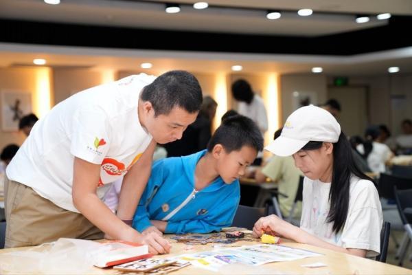英皇慈善基金携手东城区妇联、东城区图书馆、昭阳社开展中华慈善日公益活动 