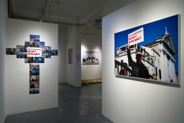 杨烨炘《扔黄金大米的人》登陆上海M50，回望威尼斯双年展公共艺术实践 