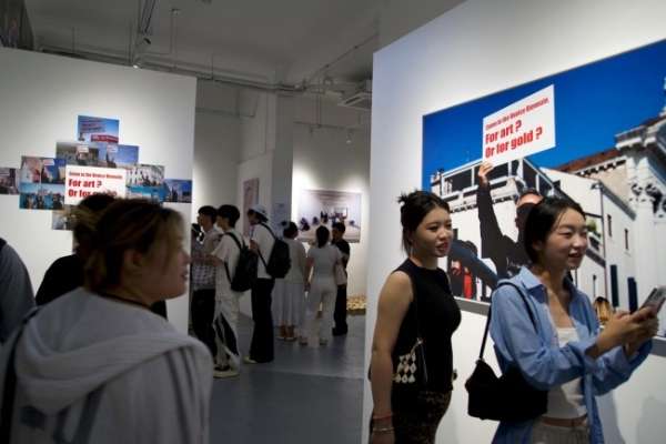 杨烨炘《扔黄金大米的人》登陆上海M50，回望威尼斯双年展公共艺术实践 