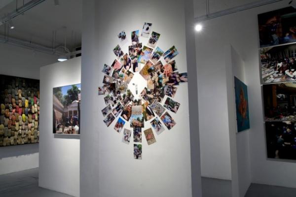 杨烨炘《扔黄金大米的人》登陆上海M50，回望威尼斯双年展公共艺术实践 