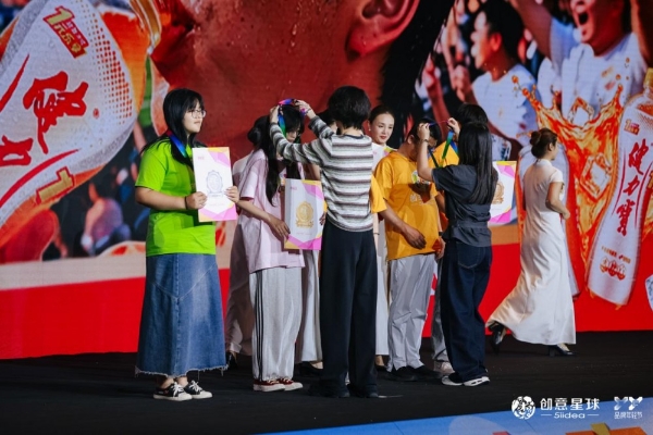 电解质在线，灵感不断电！健力宝闪耀青春盛典，见证荣誉加冕时刻 