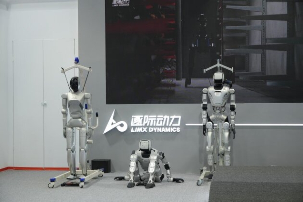 八方企业聚中博，人工智能启新篇 