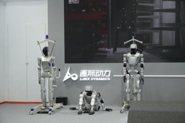 八方企业聚中博，人工智能启新篇 