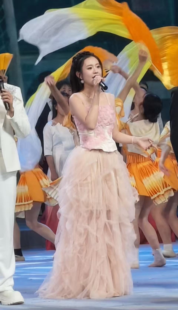 从梁家辉电影中的童星到区瑞强演唱会嘉宾 姚心悦的舞台成长线