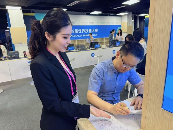 世赛场外的温情：一张证件承载三名东航青年的暖心值守